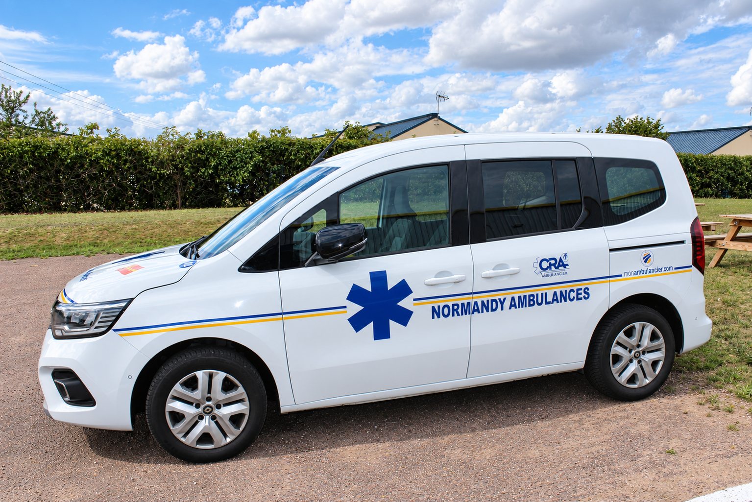 Véhicule sanitaire léger Renault Kangoo de Normandy Ambulances vu de profil