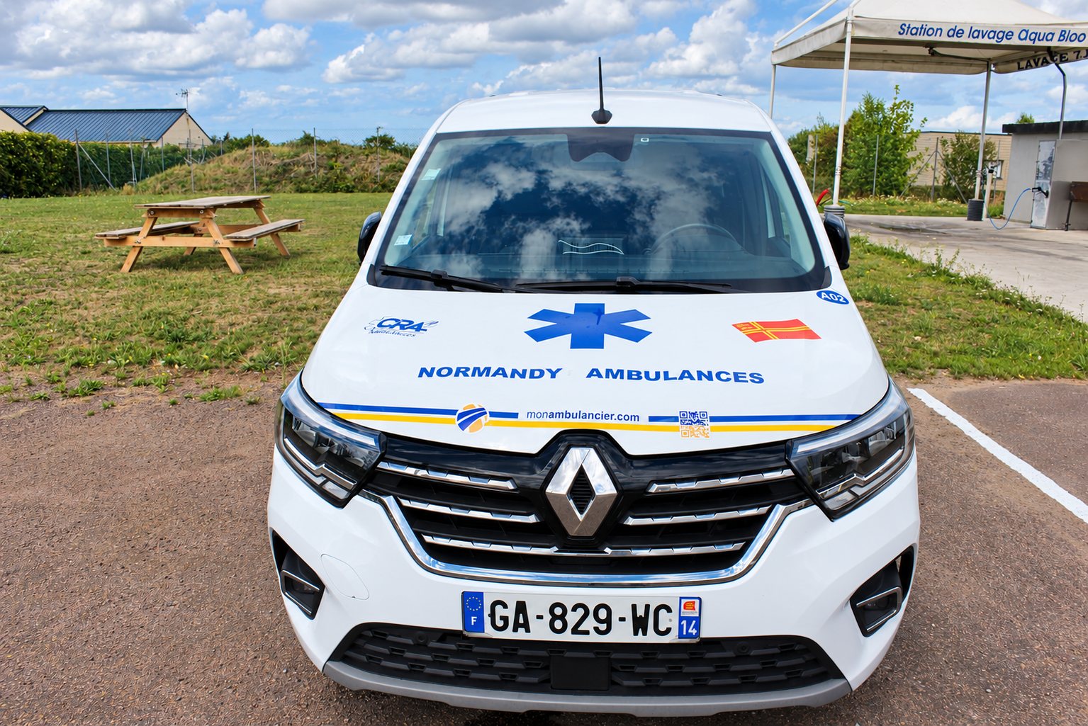 Véhicule sanitaire léger Renault Trafic de Normandy Ambulances vu de face
